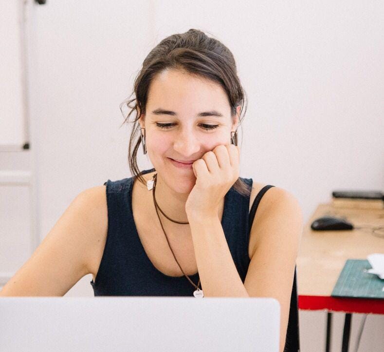 Mulher sentada com a mão no queixo

Descrição gerada automaticamente com confiança média