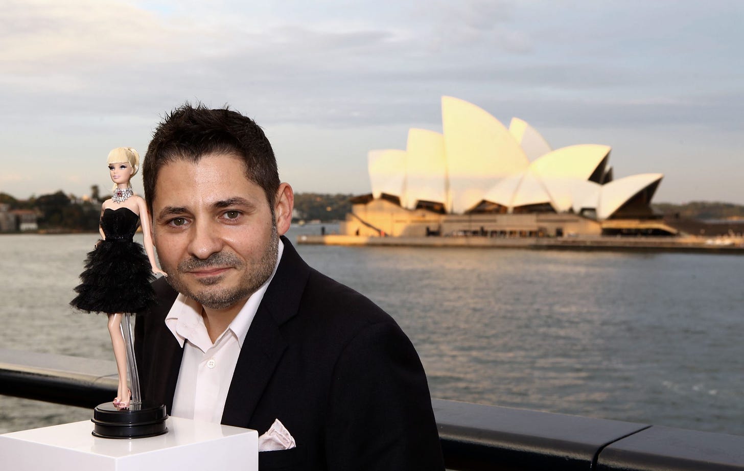 Stefano Canturi posant avec la poupée Barbie la plus chère du monde à Sydney, en Australie, en 2010. Photo : Robert Gray/Getty Images