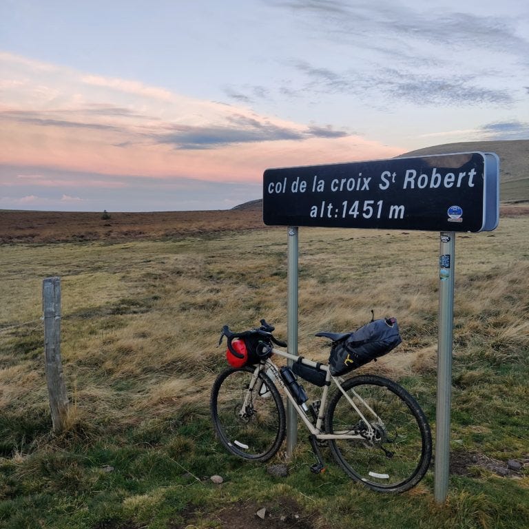 Bancarte sur un chemin avec un vélo gravel 