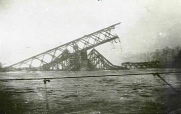 A large metal structure in the water

AI-generated content may be incorrect.