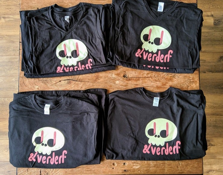 Daar zijn ze: de nieuwe lichting shirts van Dood & Verderf! Heb je besteld, dan komen ze deze maand jouw kant op.
