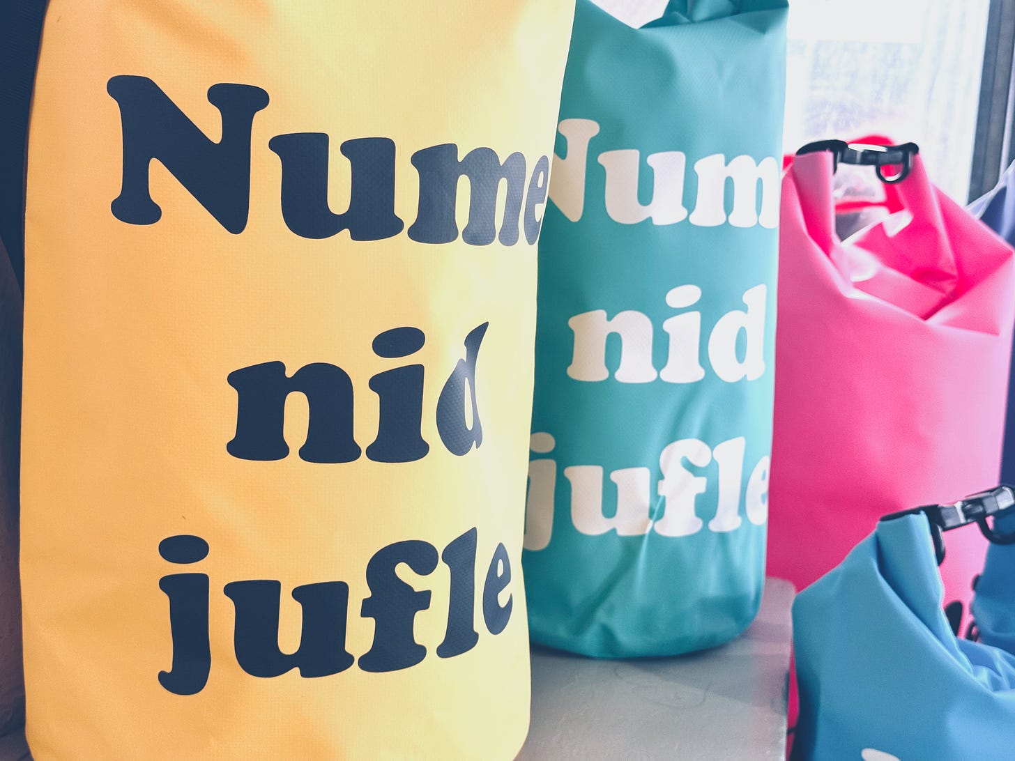 Aarebags with text on them: Nume nid jufle, which means something like: Don't hurry - take it easy.