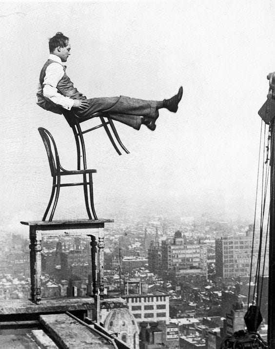 Human Fly (1920): l'acrobata Jammie Reynolds in equilibrio sulle Thonet. Human Fly (1920): l'acrobata Jammie Reynolds in equilibrio sulle Thonet.