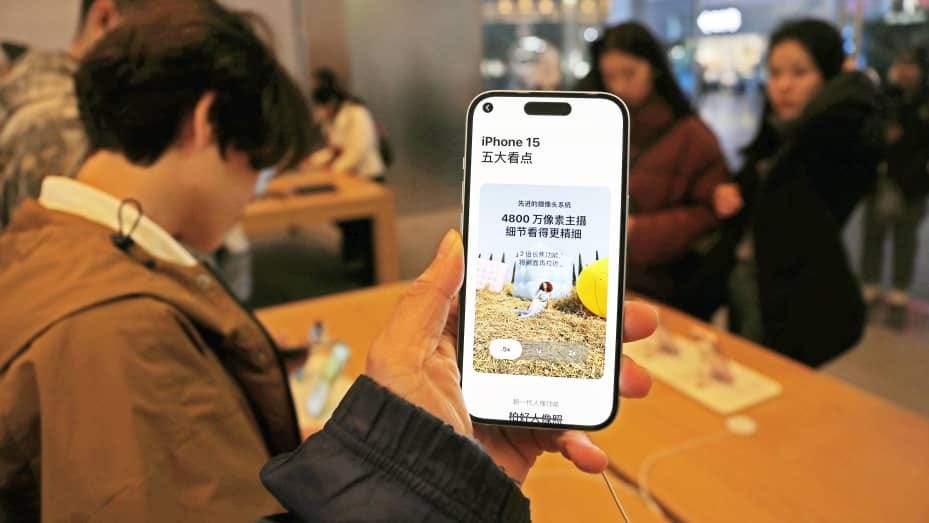 Customers experience iPhone15 at the Apple flagship store in Shanghai, China, November 12, 2023.