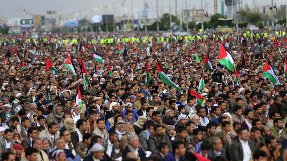 Jemeniek ezrei vettek részt a heti muszlim imákon a lázadók uralma alatt álló fővárosban, Szanaában pénteken, sokan palesztin zászlókat lengetve szolidaritásukat fejezték ki Gázával.