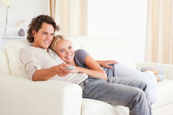 Pareja viendo television fotos de stock, imágenes de Pareja viendo  television sin royalties | Depositphotos