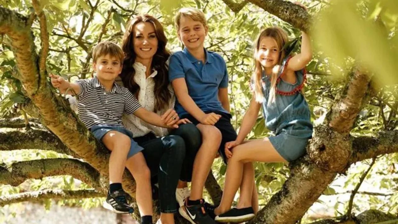 kate middleton posing in tree with prince george princess charlotte and prince louis