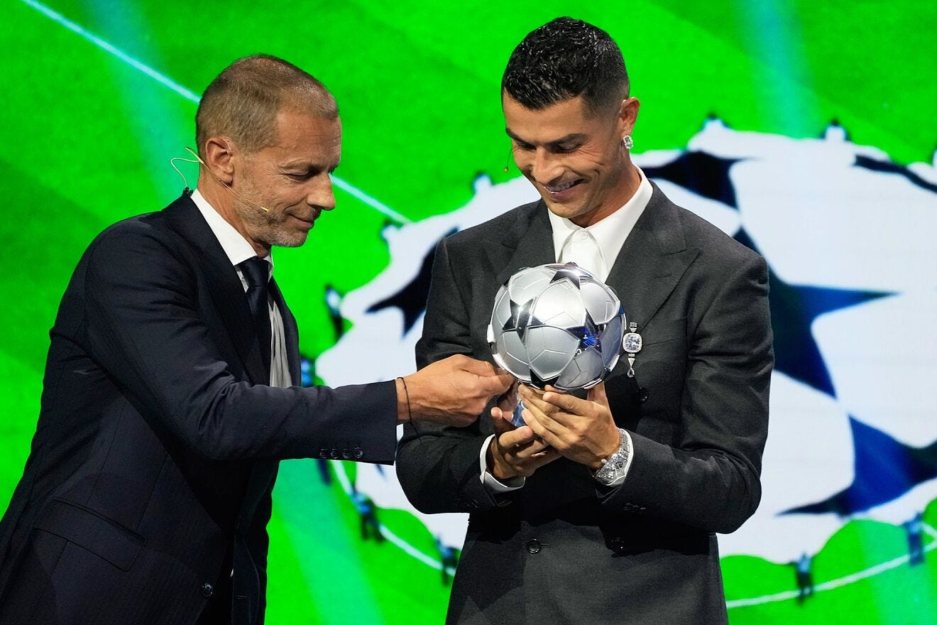 Cristiano recibe su galardón de manos de Ceferin.