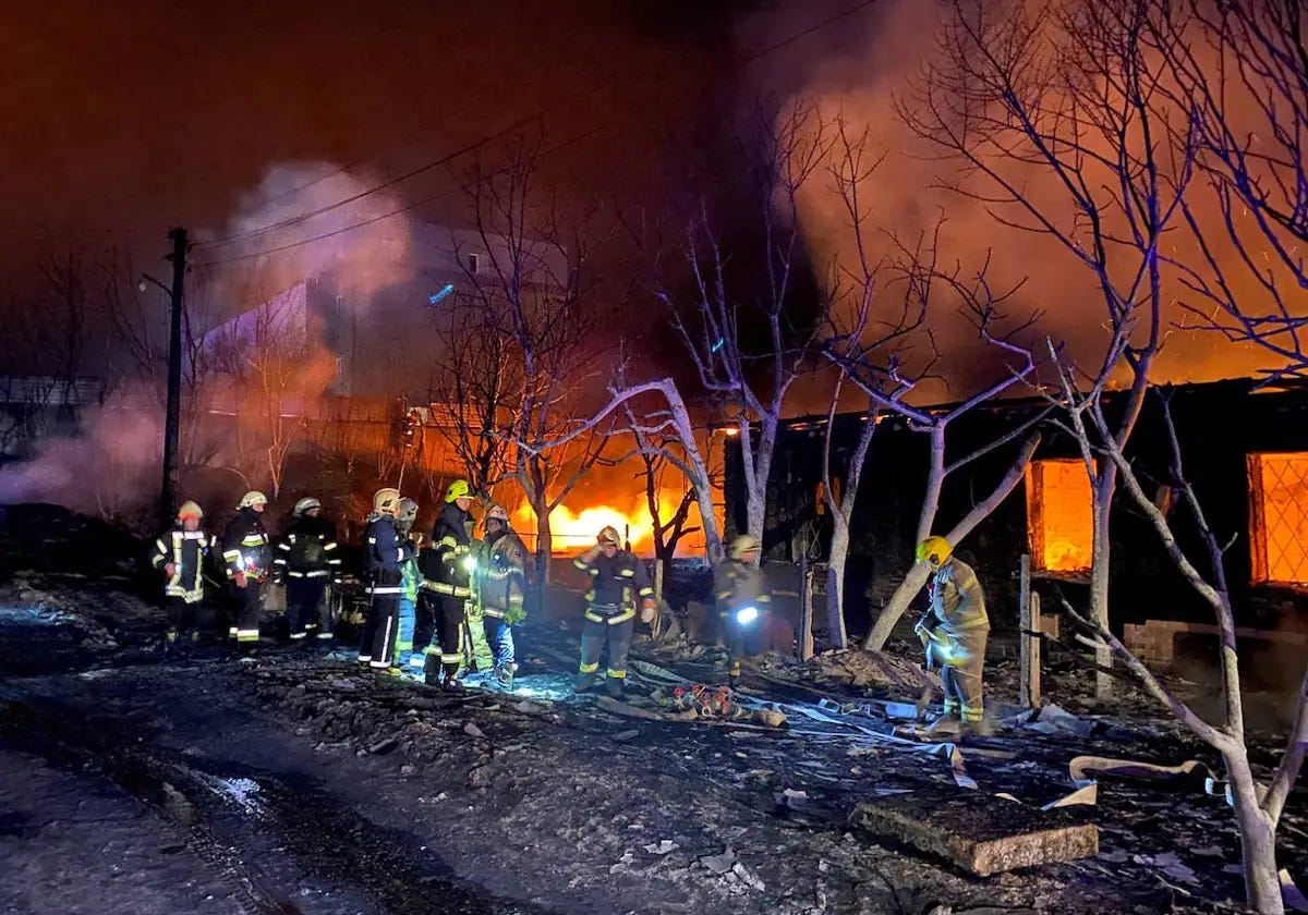 Varios bomberos apagan las llamas en la casa incendiada tras los bombardeos rusos contra Járkov