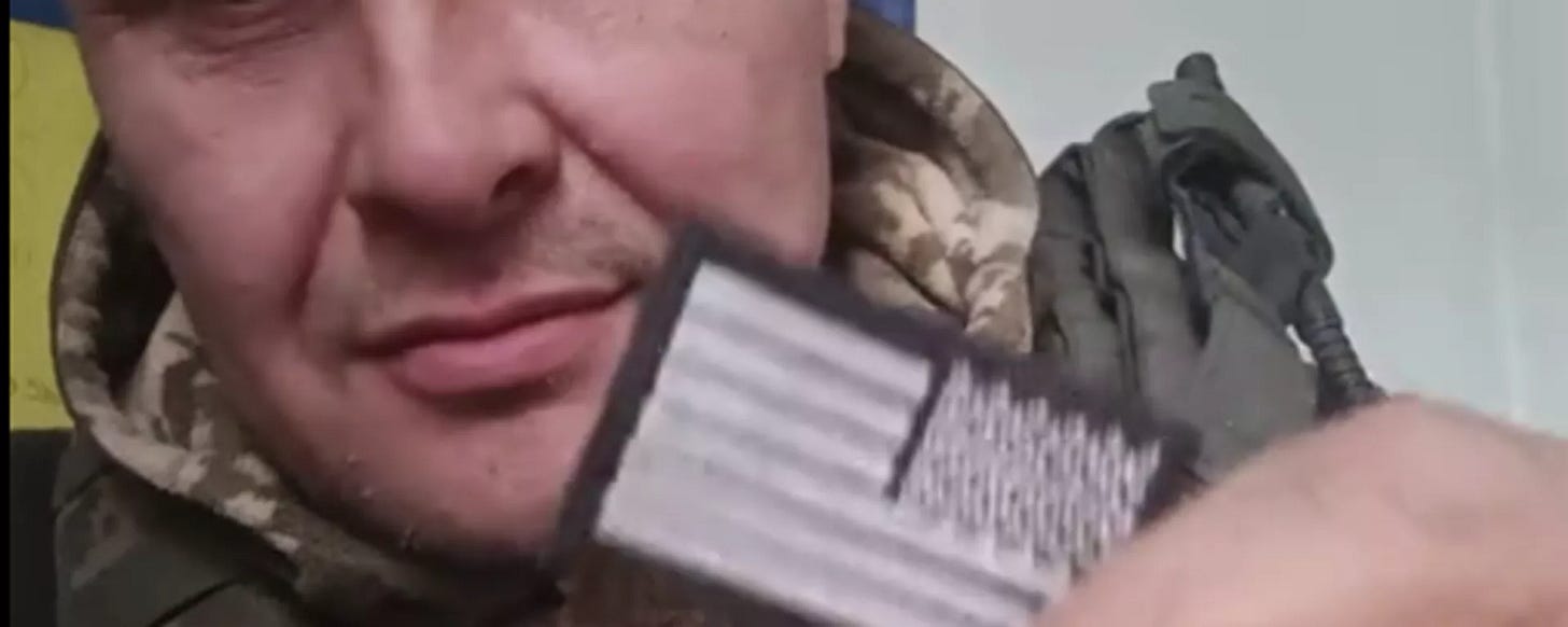 Ukrainian soldier tears off the US emblem from his uniform  - Sputnik International, 1920, 27.03.2025