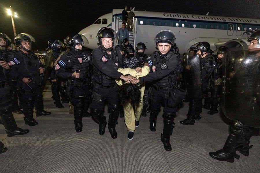 Fotografía cedida por la Presidencia de El Salvador donde se observa a policías de la Unidad de Mantenimiento del Orden (UMO) trasladando a supuestos miembros de la banda criminal conocida como Tren de Aragua este domingo, en el aeropuerto internacional Óscar Arnulfo Romero, en San Luis Talpa (El Salvador). EFE/ Presidencia de El Salvador