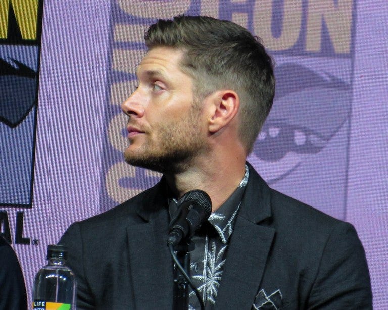 jensen ackles looking at andrew dabb at comic con 2018