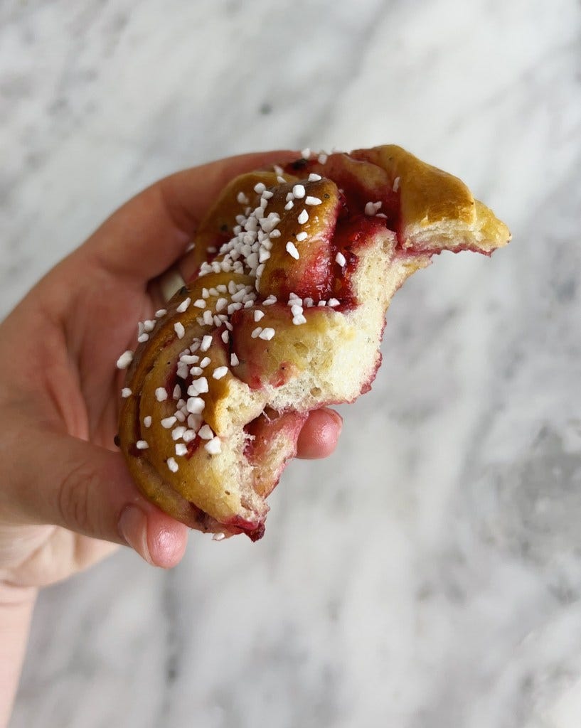 Hallonbullar: raspberry buns