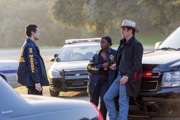 justified timothy olyphant with cops on justified ep 613 final 2015