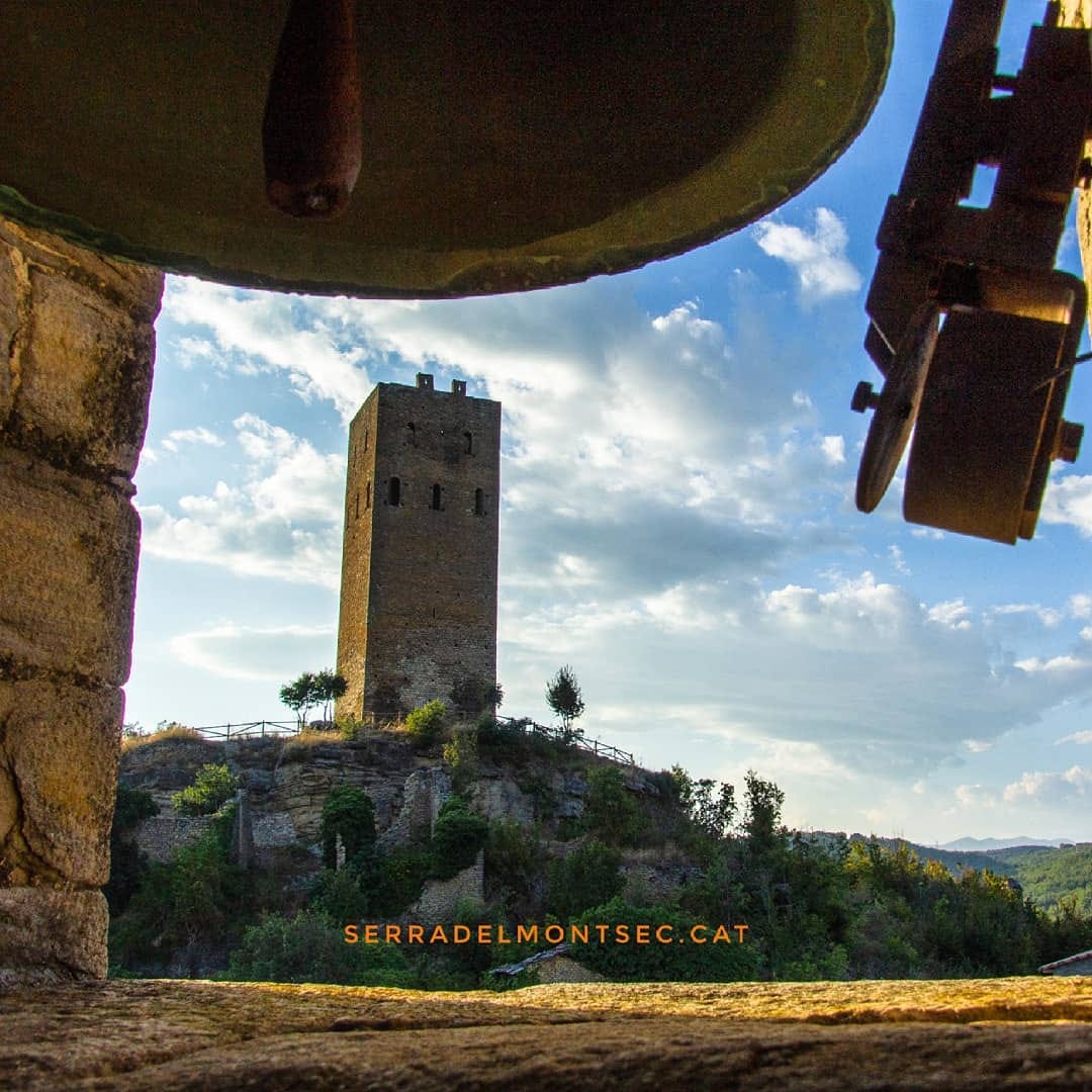 La superba pentagonal torre del castell de Lluçars vista des del campanar de l'església romànica de Sant Cristòbal. Formava part de la sèrie de torres de la 'marca' (amb les torres de Falç Viacamp Montanyana i Girbeta) que anaven des de la Serra de Llaguarres fins al Montsec d'Estall. Enfeudada per Ramir I d'Aragó a Arnau Mir de Tost, aquest dirigí la seva construcció.