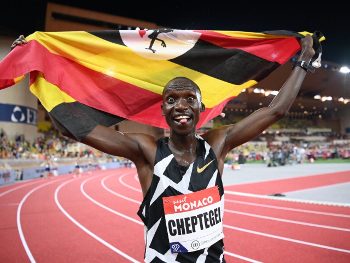 Joshua Cheptegei batte il record mondiale di 10.000 metri | AtleticaNotizie