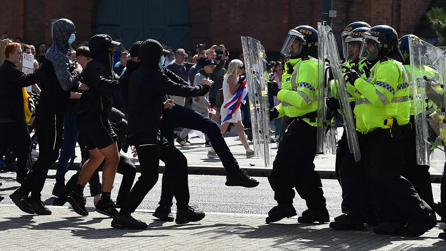 Police officers face protesters outside the Liver Building in Liverpool on August 3, 2024 during the 'Enough is Enough' demonstration held in reaction to the fatal stabbings in Southport on July 29.  - Sputnik International, 1920, 04.08.2024