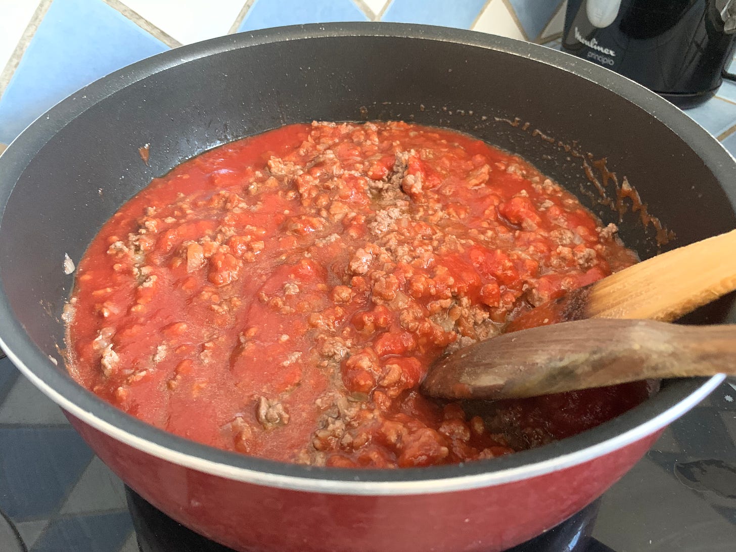 File:Préparation des lasagnes (mars 2020) - (003) mélanger avec la sauce  tomate.jpg - Wikimedia Commons