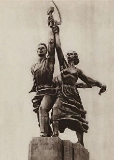 Communists Collection: Worker and Kolkhoz Woman, sculpture by Vera Mukhina, Moscow (b / w photo)