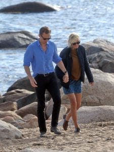 taylor-swift-beach-time-with-tom-hiddleston