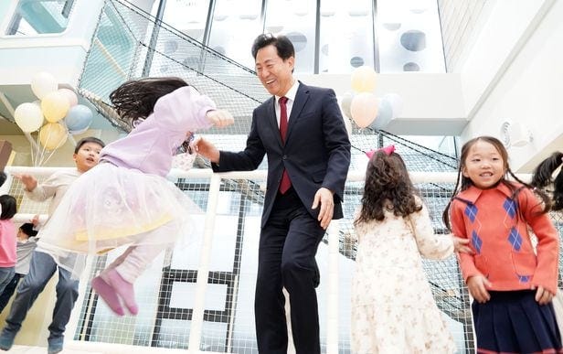 Seoul Mayor Oh Se-hoon engages with children at a local kids' cafe./Seoul Metropolitan Government