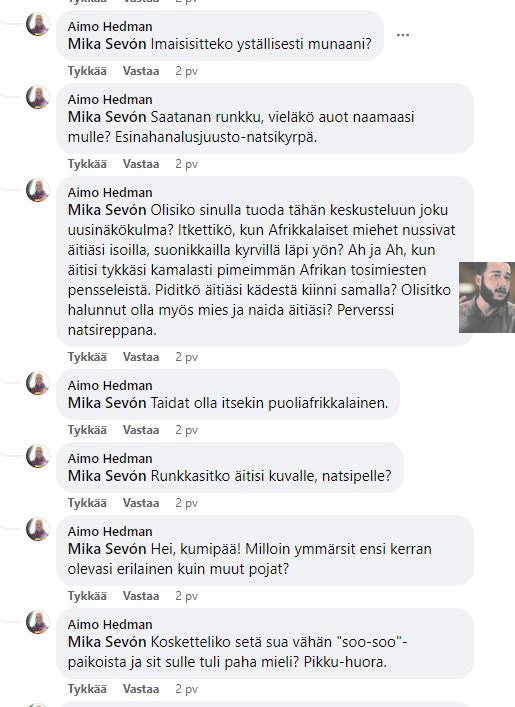 Facebook-kommenteissa Hedman haukkuu toista keskustelijaa “natsiksi” ja sitten heti perään puhuu “afrikkalaisista miehistä, joilla on isot kalut”. Jonka jälkeen vielä haukkuu keskustelukumppania “puoliafrikkalaiseksi”. (Kuva: Kuvankaappaus Facebook-kommenttikentästä.)