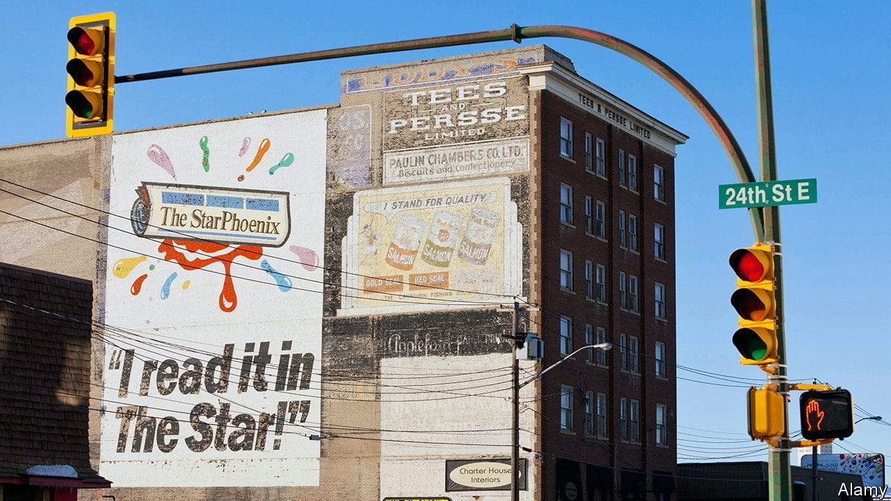 E2F97M Canada, Saskatchewan, Saskatoon, downtown, building and wall advertising for the newspaper The Star Phoenix