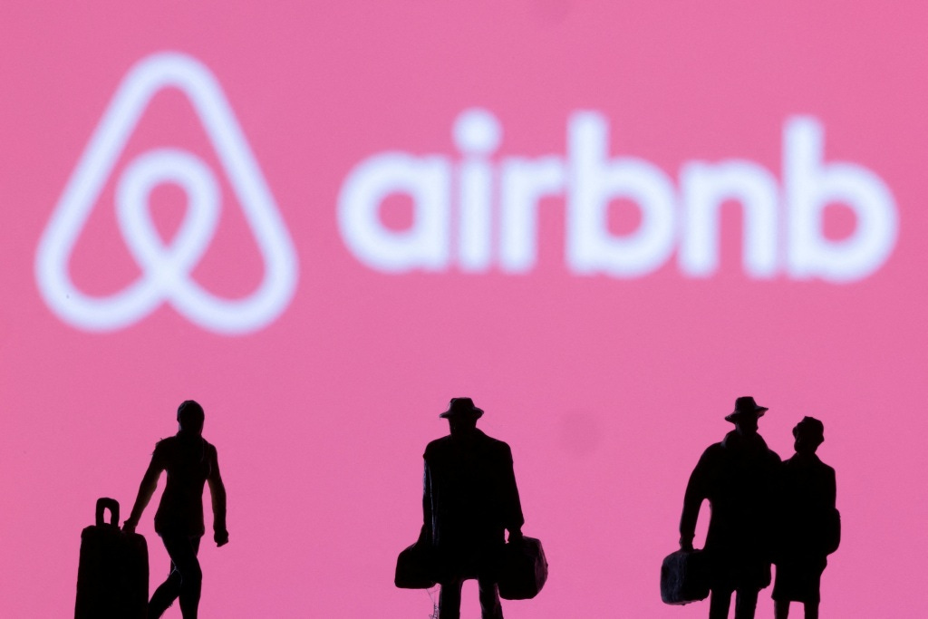 An Airbnb logo