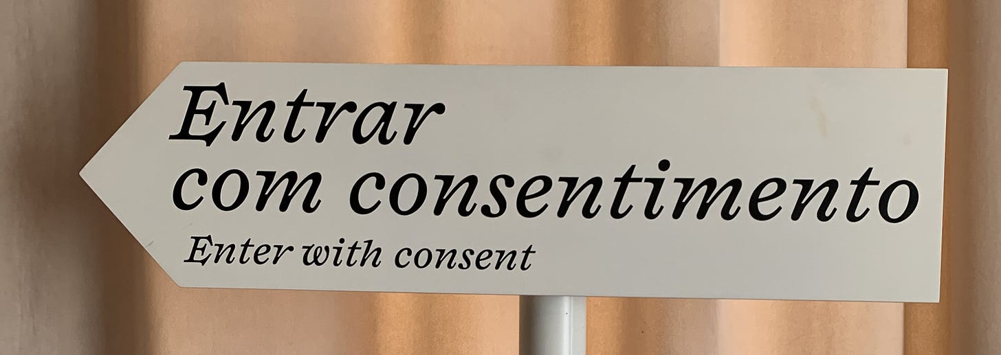 Sign saying 'Entrar com consentimento' (Enter with consent)