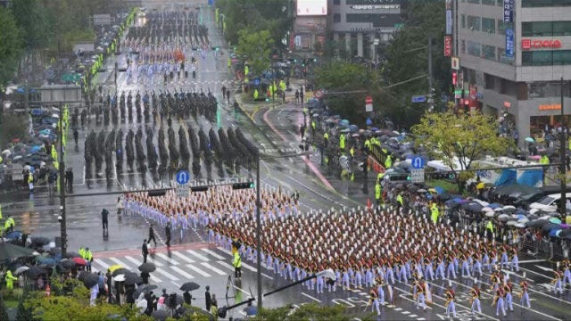 Corea Del Sur Exhibe Músculo Con Su Primer Desfile Militar En Una Década |  Barron's