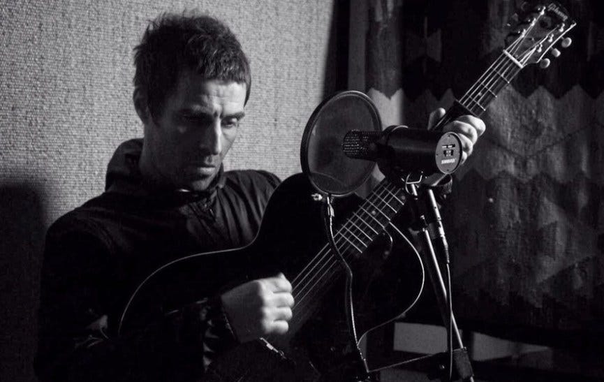 Liam Gallagher can't play Wonderwall on guitar - OasisMania