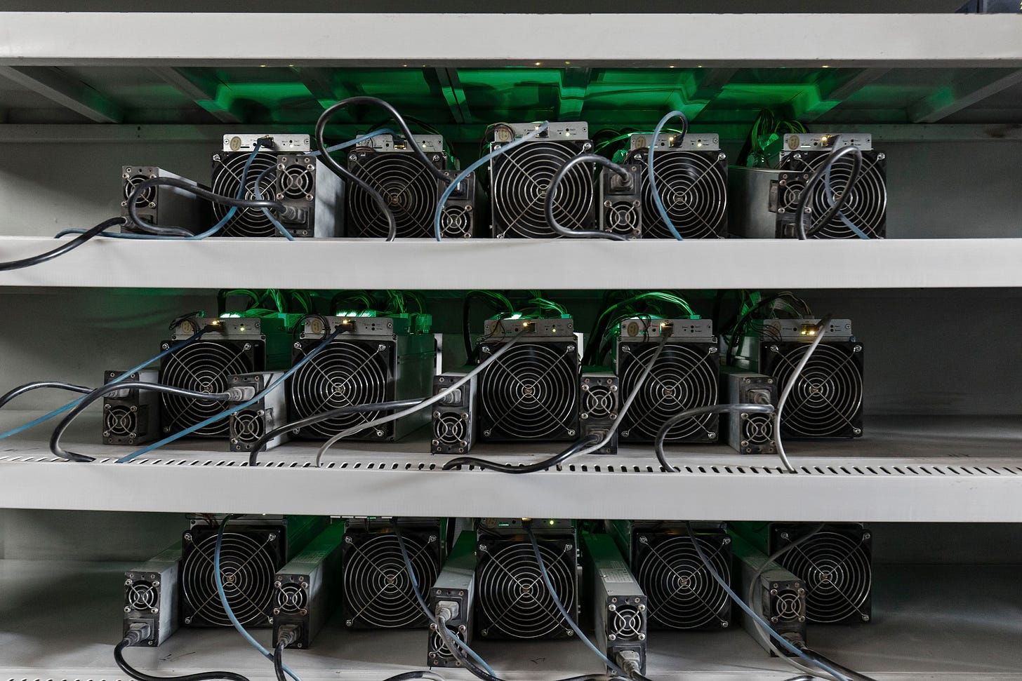 World's Top Bitcoin Mining-Rig Maker Halts Sales as Clients Flee - Bloomberg