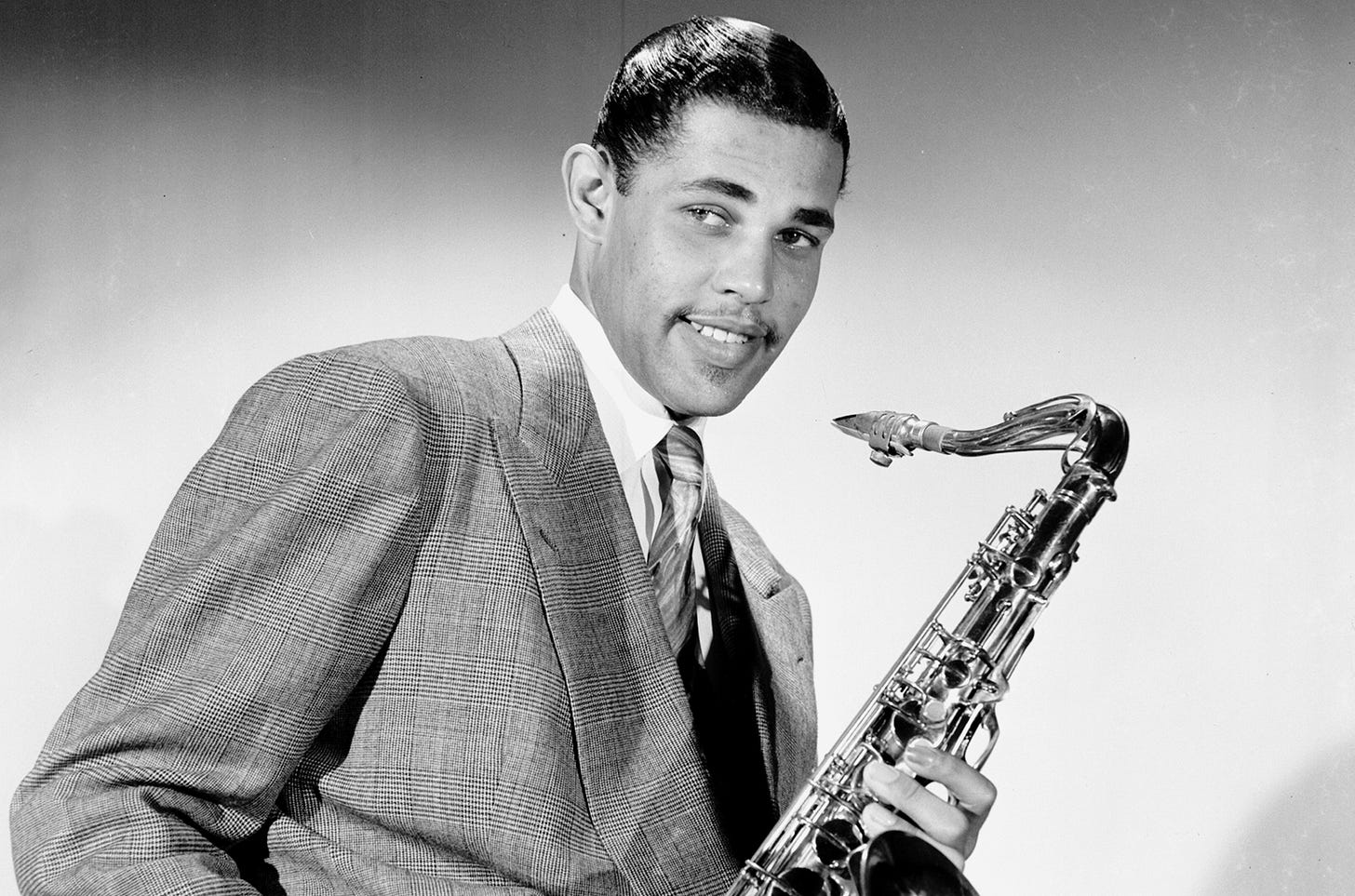 Dexter Gordon Biography 'Sophisticated Giant' Chronicles a Jazz Life |  Billboard