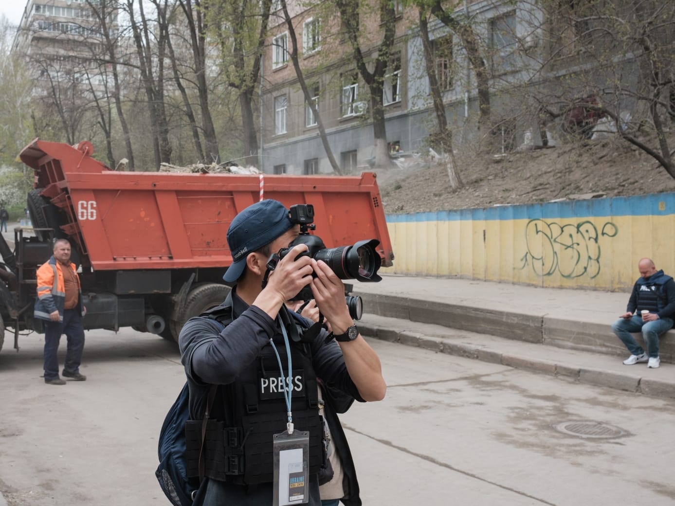 爆撃があった住宅街を撮影取材しているところ＝2022年4月、ウクライナ首都キーウ