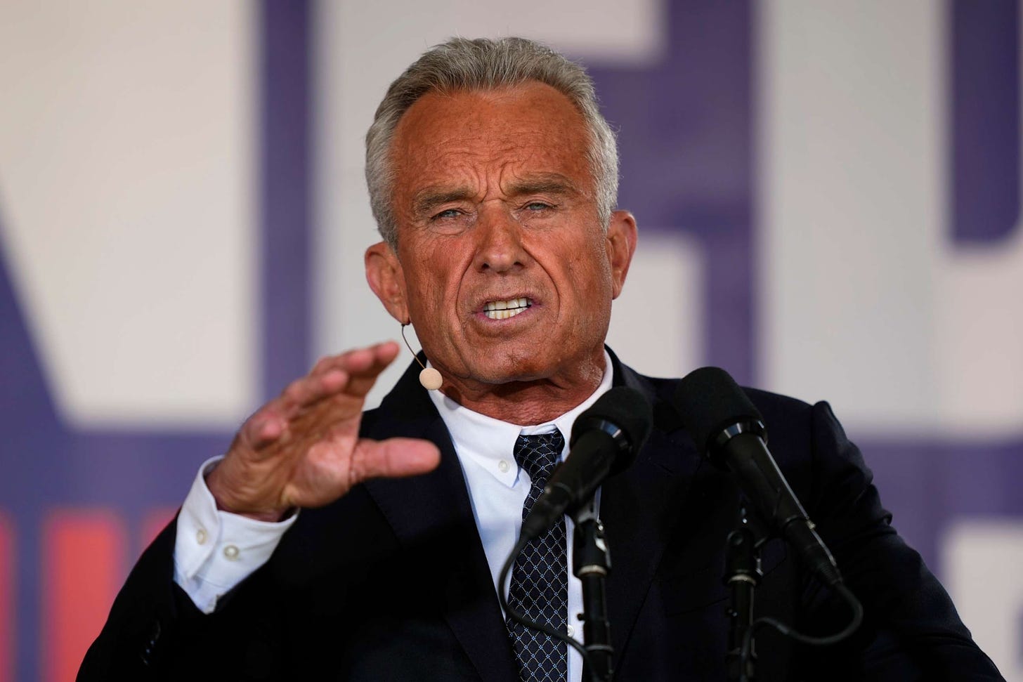 RFK Jr. launches independent bid for president, leaving Democratic race  against Biden - ABC News