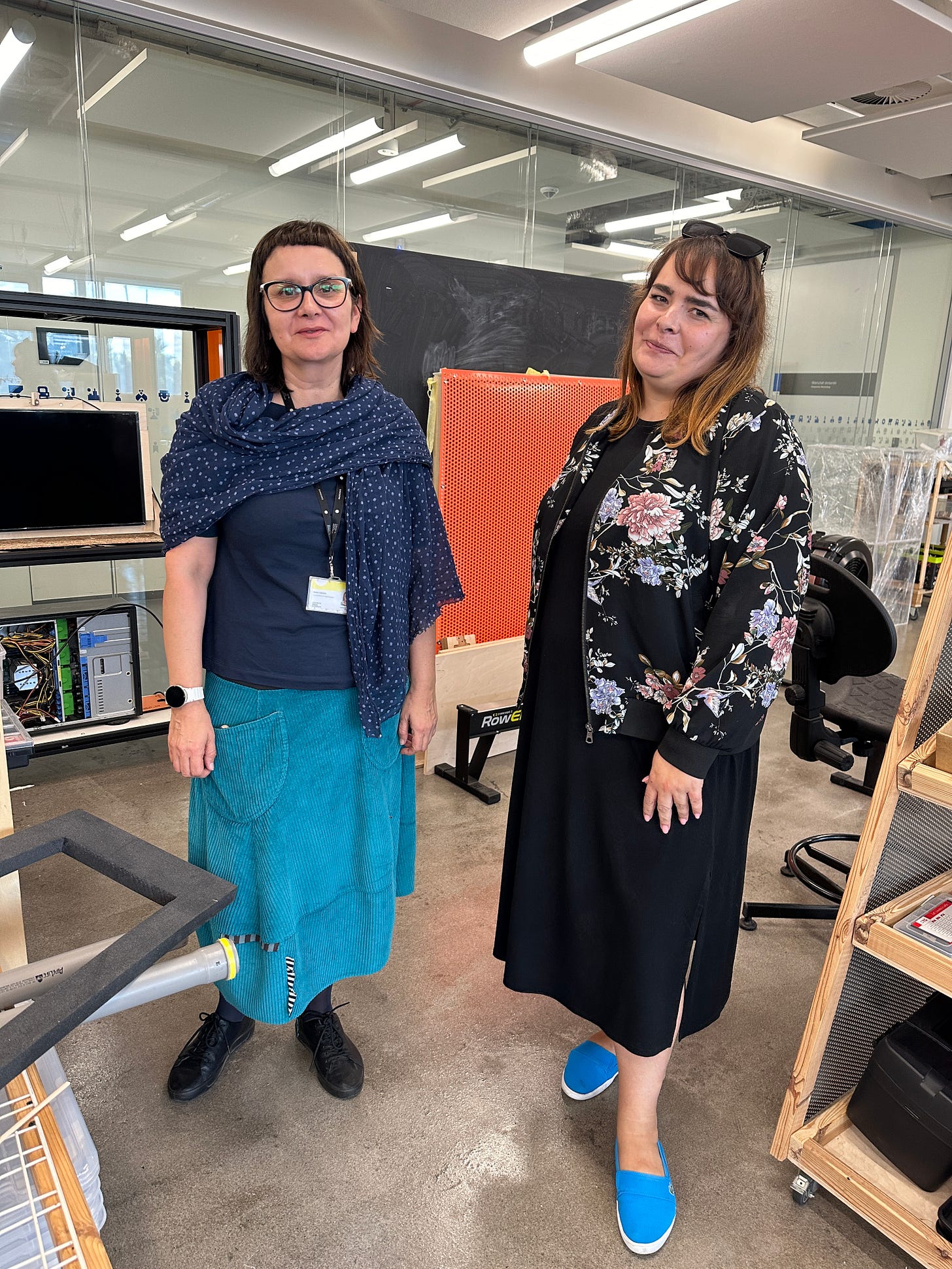 Anna Lipińska i Ania Puchta w pracowni, w której tworzy się prototypy na wystawę