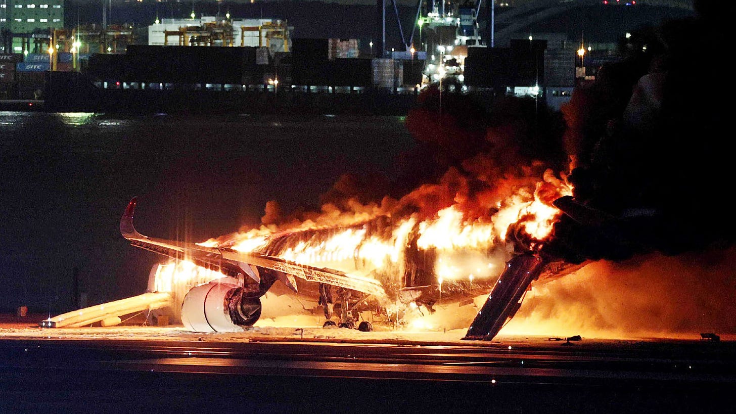 Japan Airlines Flight 516 en llamas tras el accidente