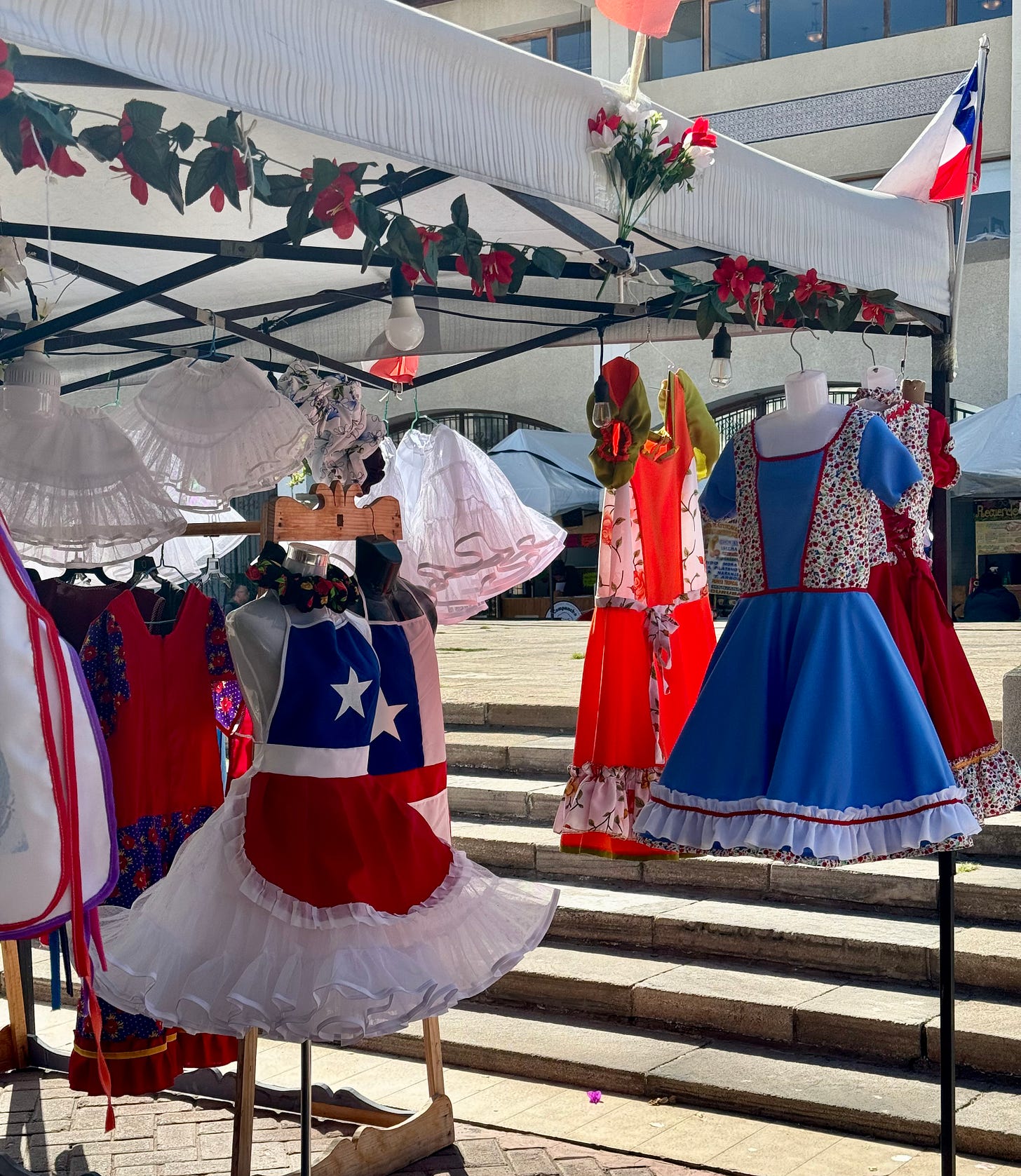 Vestidos folclóricos chilenos en un mercadillo en La Serena. Foto propia.