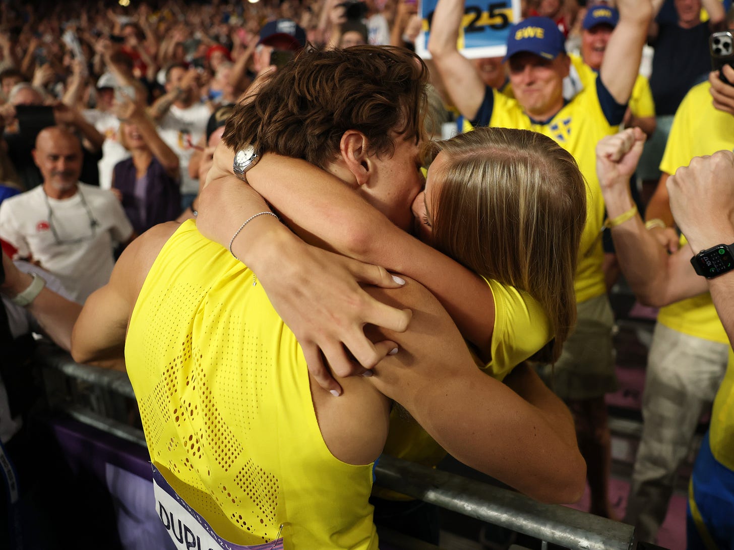 Mondo Duplantis kisses girlfriend after breaking pole vault record in epic  scene | The Independent