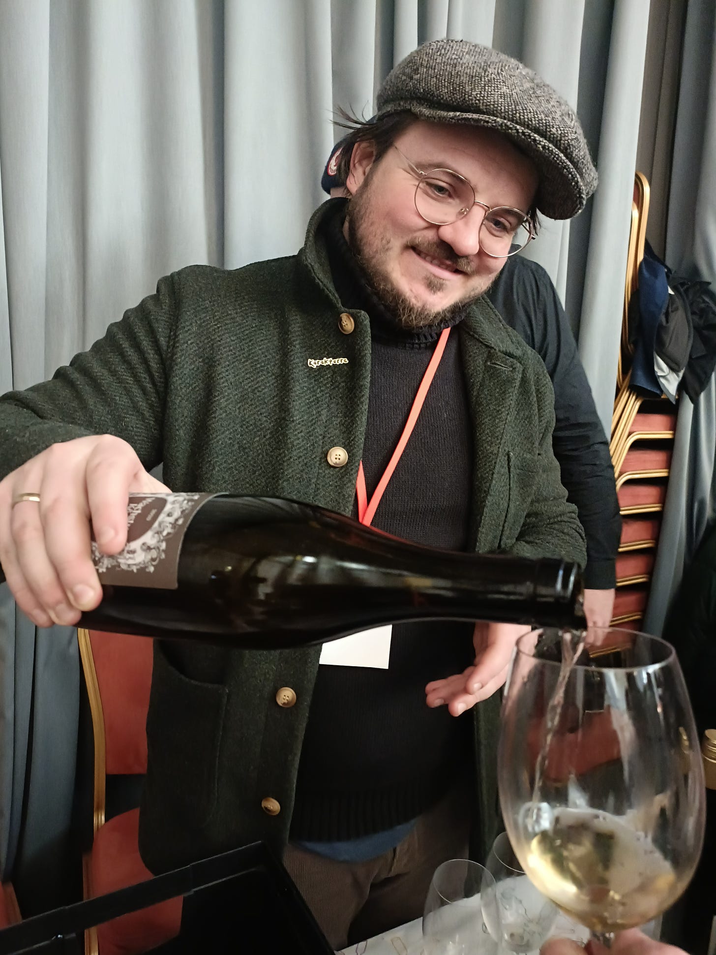 Herbert Wachstum König pours a wine. Photo (C) Simon J Woolf.