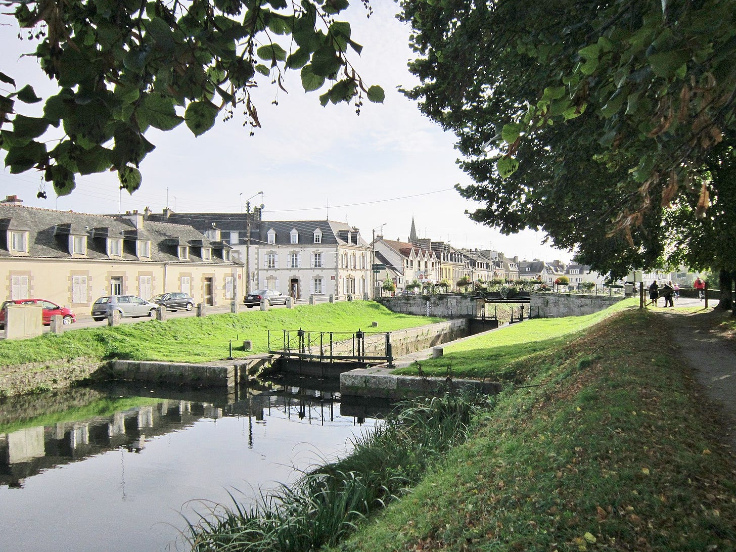 Pontivy vu depuis l'écluse des Récollets.