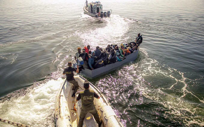 Los migrantes que intentan cruzar el Mediterráneo hacia Europa están siendo detenidos por la Guardia Nacional tunecina y algunos son vendidos como esclavos.