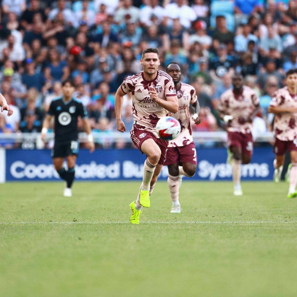 Jaro Niezgoda chases a ball