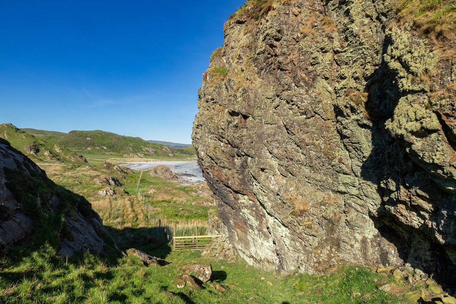Accessing Ardalanish beach via a narrow defile below Dùn an Fheurain © Felicity Martin