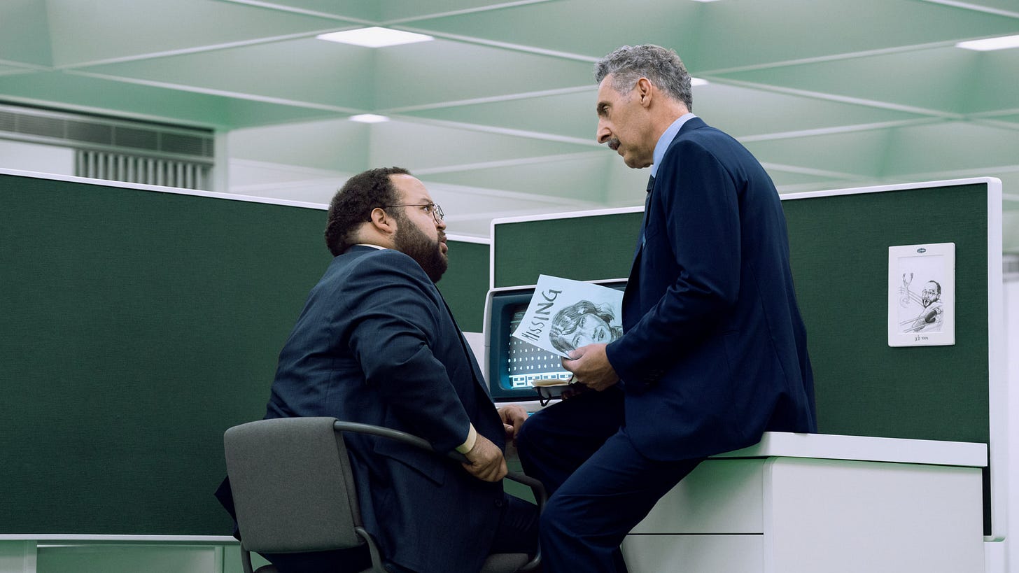 Zach Cherry e John Turturro em “Ruptura”