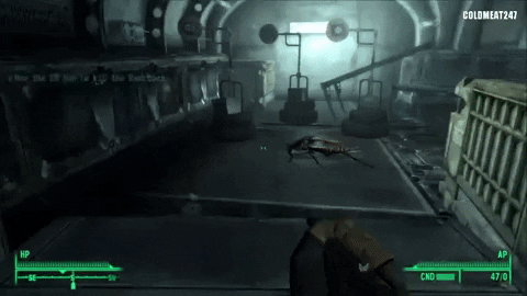 um trecho do jogo Fallout 3, onde o personagem usa uma arma de chumbinho para matar uma gigantesca barata radioativa. O rosto de um boneco aparece no canto superior esquerdo, conhecido como vault-boy
