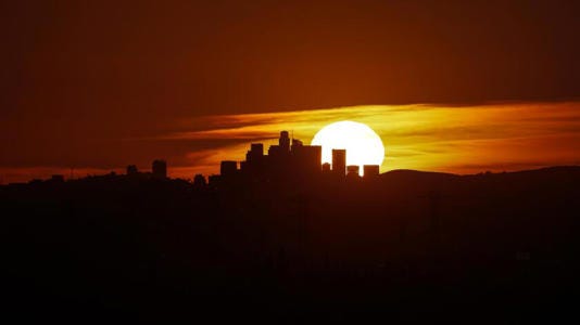 The sun sets behind the downtown Los Angeles skyline. ((Robert Gauthier/Los Angeles Times))