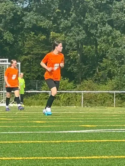 Fußballjunioren aus Ritterhude und der Kreisstadt spielen im Gedenken an die verstorbene Mariella Röhricht (rechts).