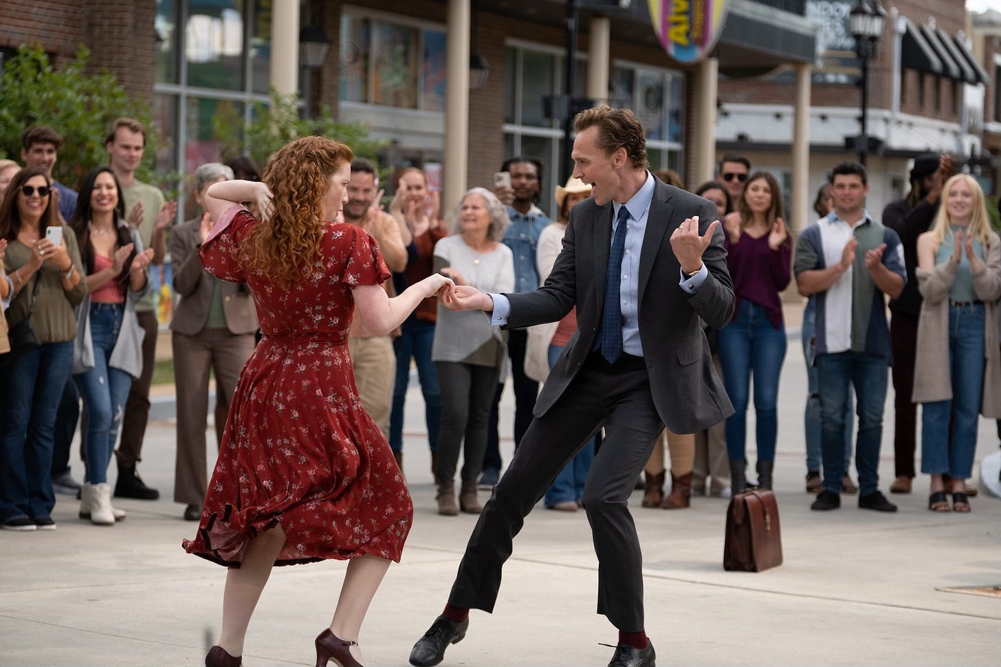 Annalise Basso as Janice Halliday and Tom Hiddleston as Charles “Chuck” Krantz in The Life of Chuck Annalise Basso as Janice Halliday and Tom Hiddleston as Charles “Chuck” Krantz in The Life of Chuck