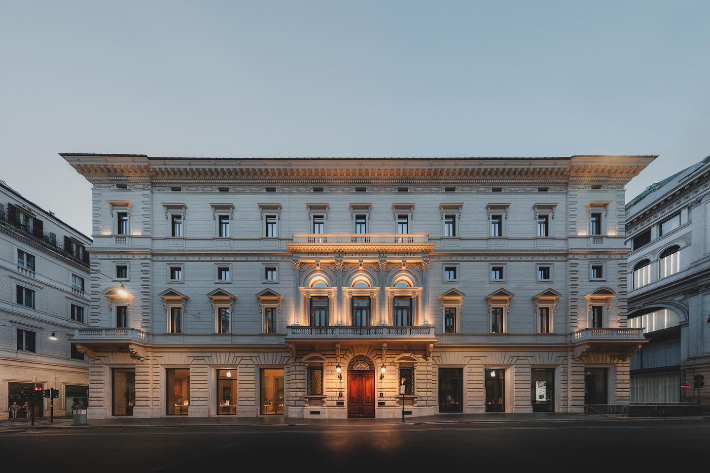 The exterior of Apple Via del Corso at the crack of dawn.